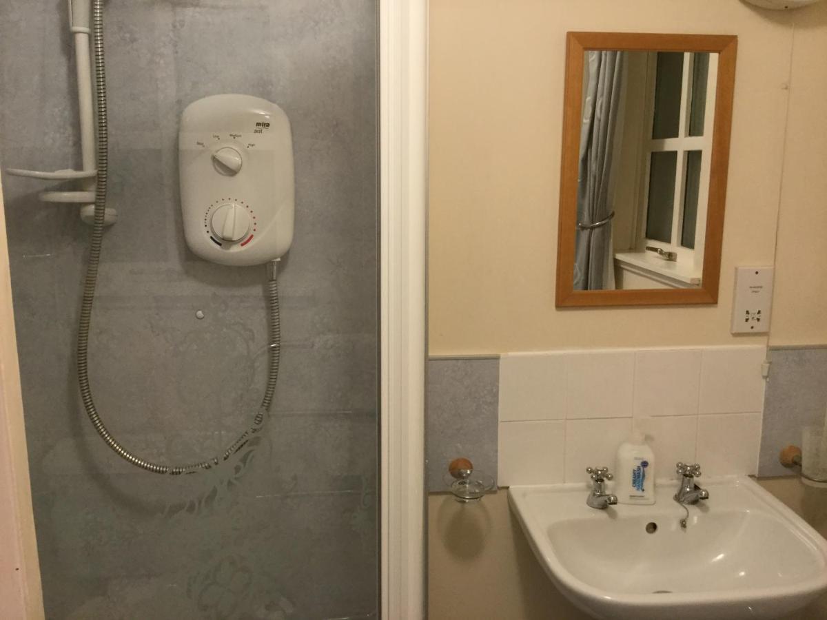 Three-Bedroom Old Cottage Free Parking インヴァネス エクステリア 写真