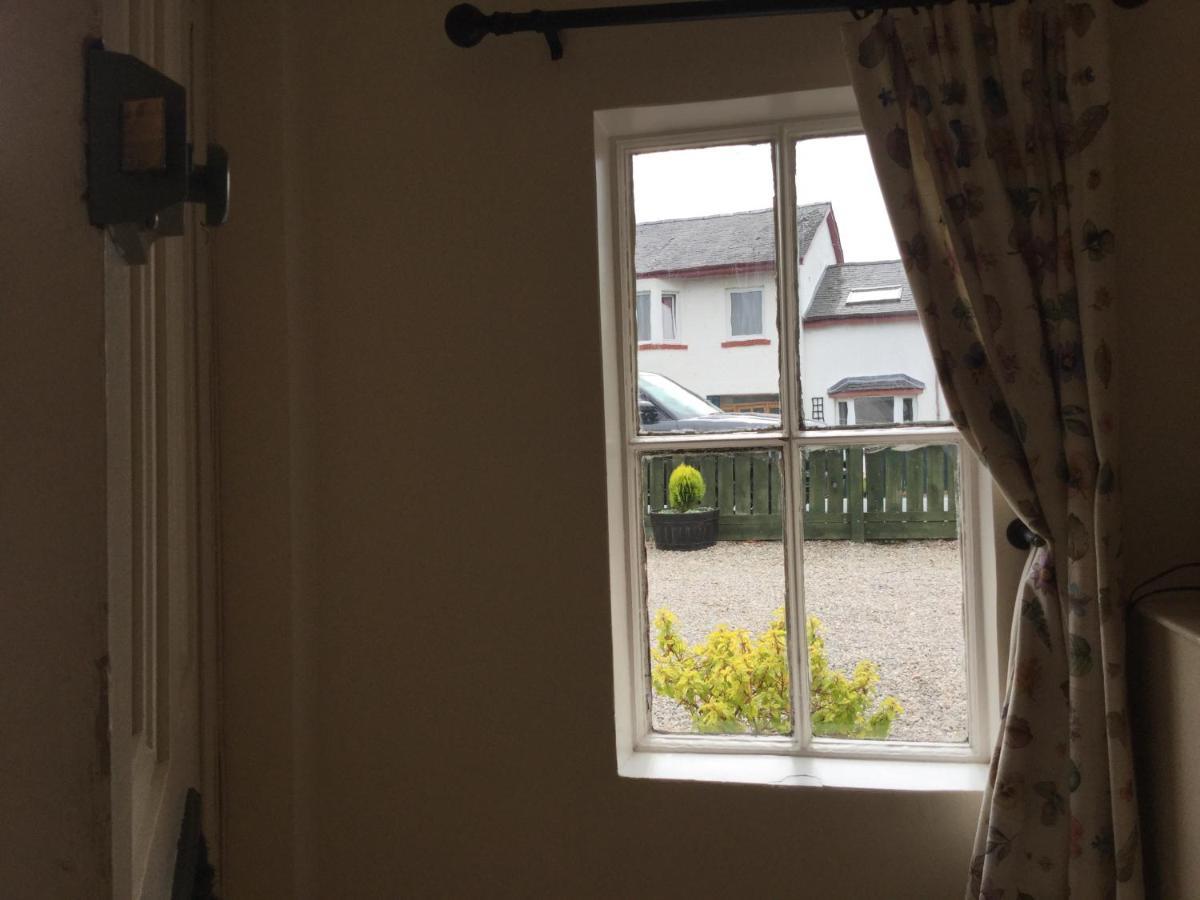 Three-Bedroom Old Cottage Free Parking インヴァネス エクステリア 写真