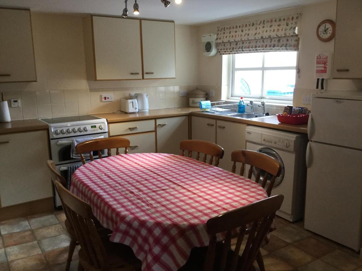 Three-Bedroom Old Cottage Free Parking インヴァネス エクステリア 写真