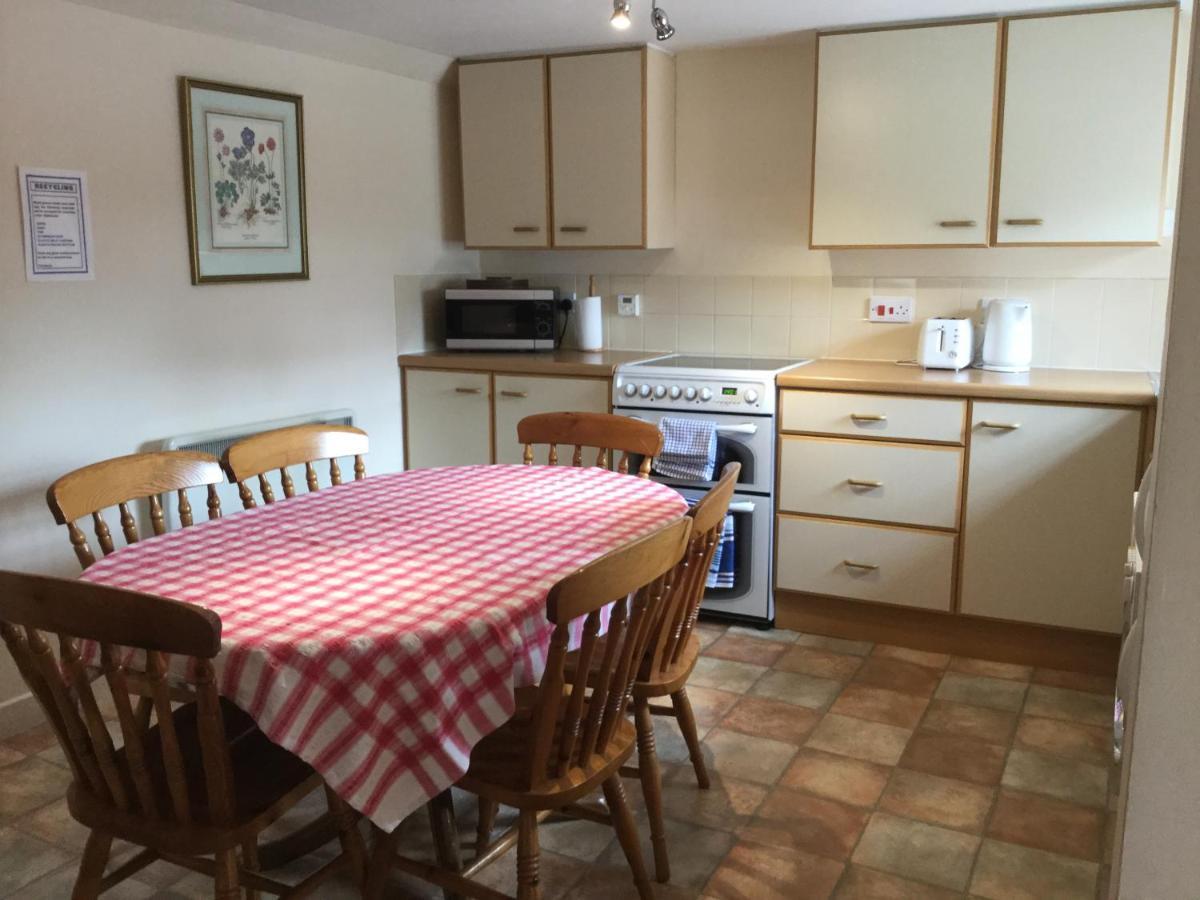 Three-Bedroom Old Cottage Free Parking インヴァネス エクステリア 写真