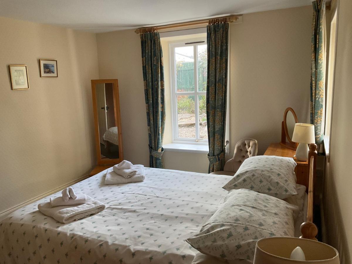 Three-Bedroom Old Cottage Free Parking インヴァネス エクステリア 写真