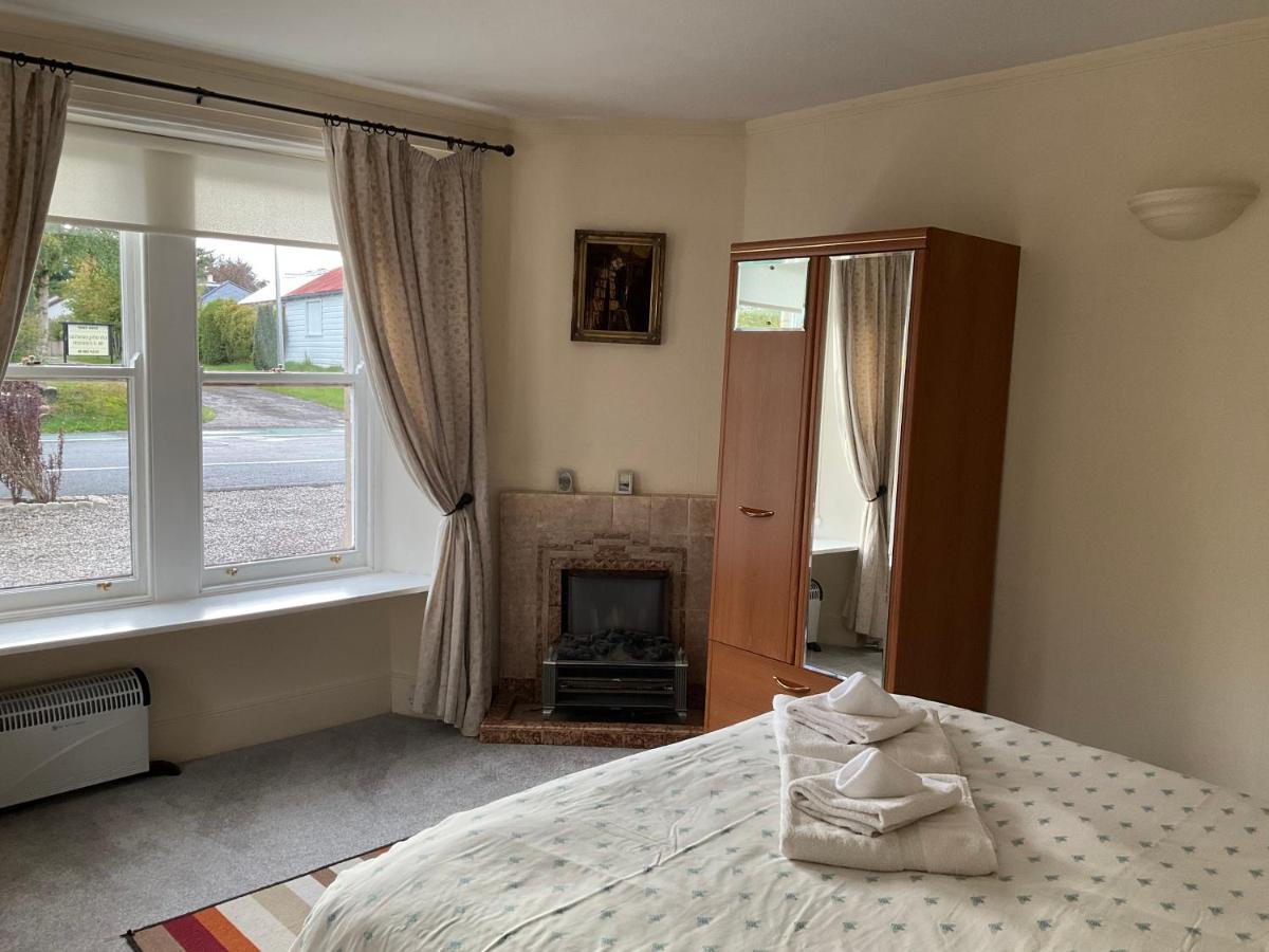 Three-Bedroom Old Cottage Free Parking インヴァネス エクステリア 写真