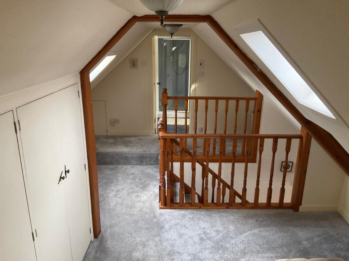 Three-Bedroom Old Cottage Free Parking インヴァネス エクステリア 写真