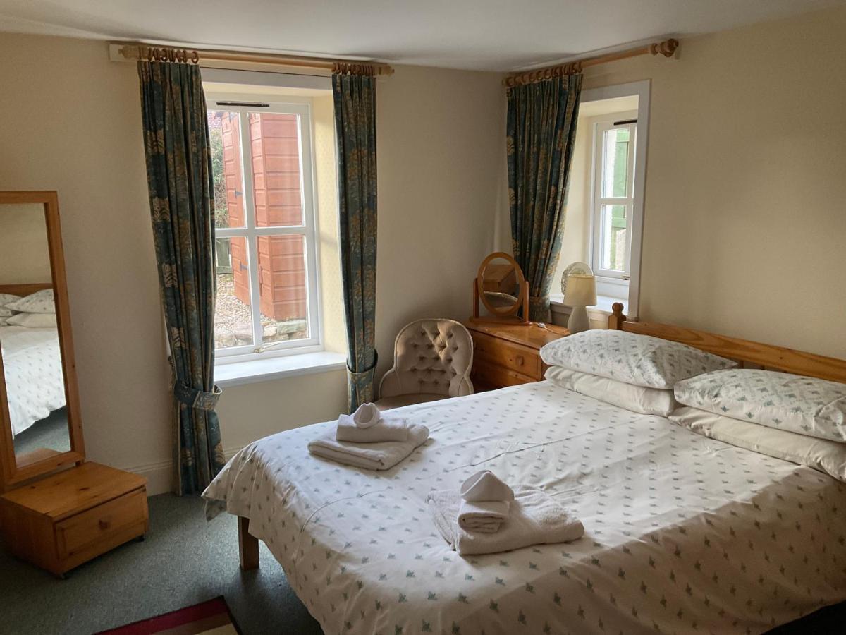 Three-Bedroom Old Cottage Free Parking インヴァネス エクステリア 写真